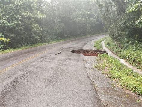 Cratera Na Pista Interdita A Sc Di Regional Portal De Not Cias