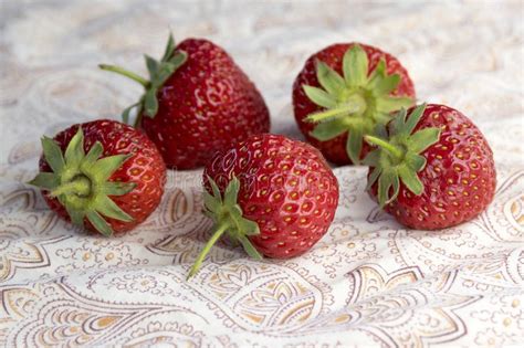 Grupo De Fresas Rojas Frescas En La Tabla De Madera Limpio Delicioso Y