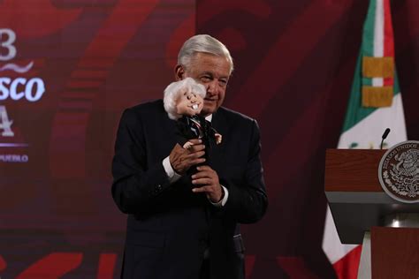 Lo que diga mi dedito presume López Obrador el Amlito parlante