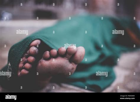 Barfuß Obdachlos Auf Der Strasse Fotos Und Bildmaterial In Hoher Auflösung Alamy