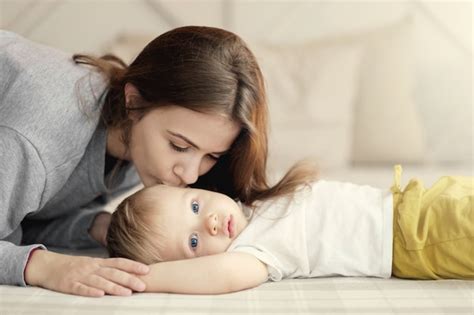 Mère Et Enfant Sur Le Lit Maman Embrasse Son Fils Sentiments