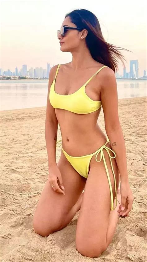 Hot Sexy Naina Ahluwalia Bikini Pics
