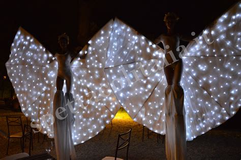 Farfalle Luminose Sui Trampoli Organizzazione Eventi E Spettacoli In