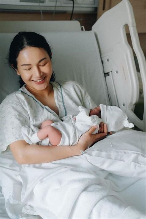 Hot vlogger Giang Ơi chính thức đón con đầu lòng gương mặt nhóc tỳ cưng xỉu