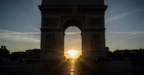 Paris Veut D Rouler Le Tapis Rouge Pour Les Chinois