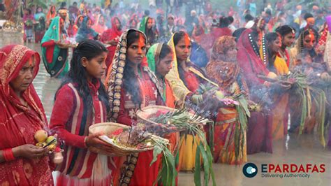 आज छठ पर्व अस्ताउँदो सूर्यलाई अर्घ्य दिइँदै