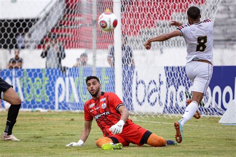 Goleiro Alex Vila Nova é liberado pelo Central após falhas contra o