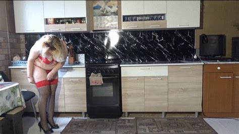 Sous vêtements rouges sur les fesses pulpeuses d une MILF canon