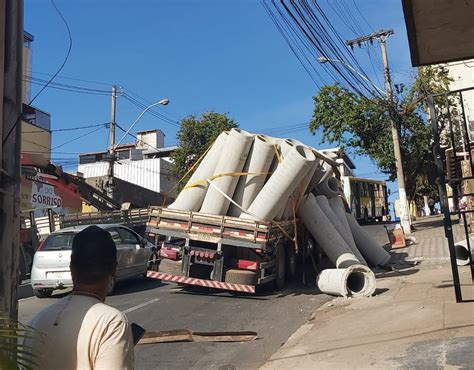 Manilhas Tombam De Caminh O Que Trafegava Pelo Bairro Porto Velho Em