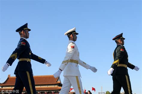 解放军寒风中天安门站岗执勤