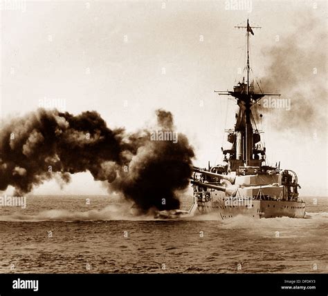 British battleship firing a broadside during WW1 Stock Photo: 61151975 ...