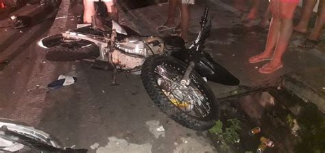 Colisão frontal entre motocicletas mata duas pessoas e deixa uma