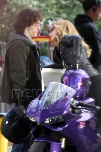 M S Del Set De Kick Ass Primer Vistazo Al Villano Mother Fucker Un Beso Que No Estaba En Los