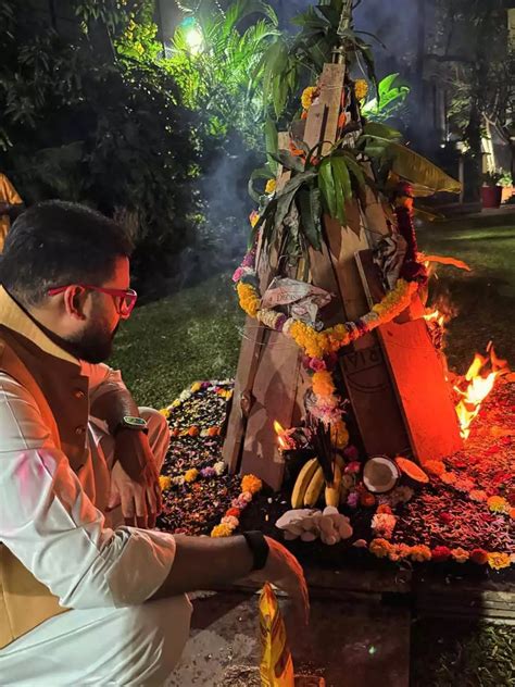 Abhishek Bachchan and Aishwarya Rai Bachchan celebrate Holika Dahan ...