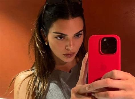 Kendall Jenner wygrzewa się na słońcu w czarnym bikini eksponując wyrzeźbiony brzuch Pudelek