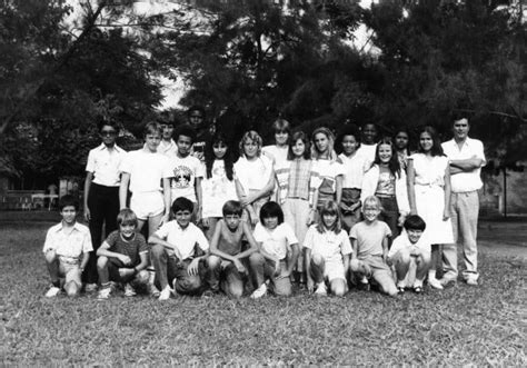 Photo de classe Ecole francaise burundi de 1984 Ecole Française De