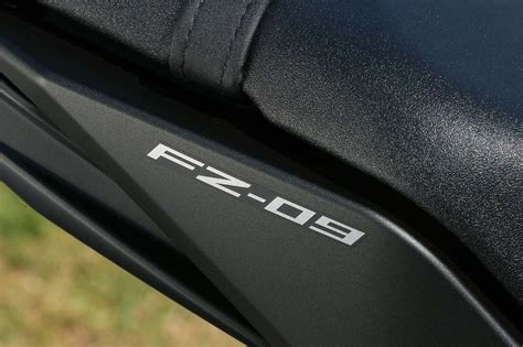 Yamaha Fz Three Cylinders Of Naked Asphalt Rubber
