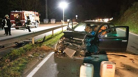 Attendorn Autos Krachen Frontal Ineinander Zwei Verletzte