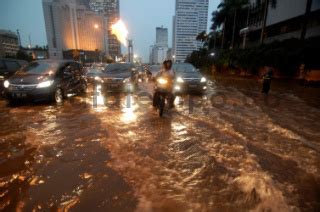 Banjir Di Jalan Sudirman Mh Thamrin DATATEMPO