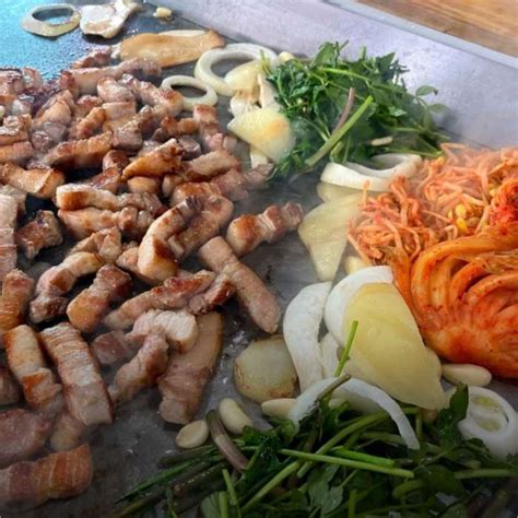 ‘생생정보 부산 명지동 철판삼겹살 맛집 위치는 당구대 불쇼 장필구 기자 톱스타뉴스