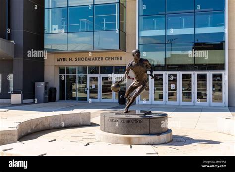 Basketball Statue Hi Res Stock Photography And Images Alamy