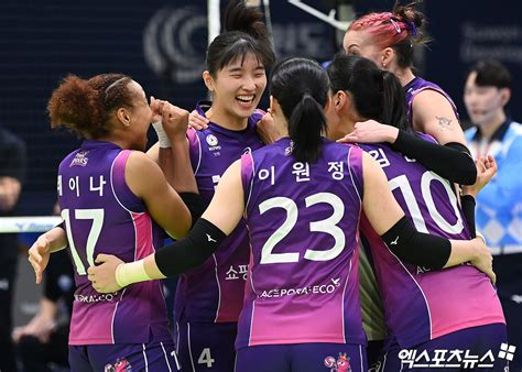 김연경 윌로우 폭발 흥국생명 현대건설 완파→4연승 질주1위 탈환 보인다 수원스코어