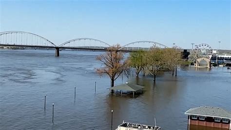 Video Flood threat continues from Mississippi River - ABC News