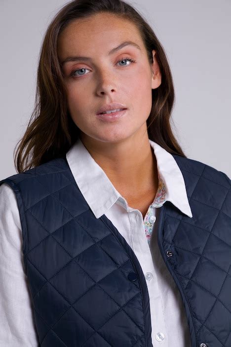 Gilet trapuntato e smanicato con scollo a V e orlo più lungo sul retro