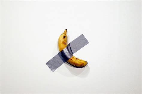 В США художник продал два банана, приклеенных скотчем к стене. По 120 ...