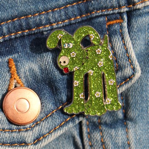 Gromit Unleashed Sculpture Glitter Pin Badge Gromit Unleashed Shop