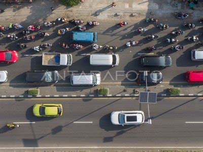 PUNCAK ARUS BALIK DI JALUR PANTURA ANTARA Foto