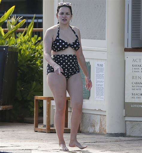 Norah Jones Wows In Polka Dot Printed Bikini In Hawaii Daily Mail Online