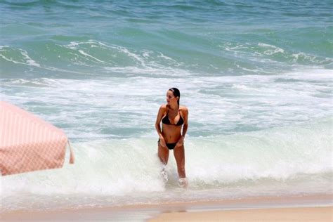 EGO De biquíni Erika Mader mostra boa forma em praia no Rio