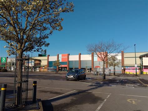 Newbury Retail Park © Oscar Taylor :: Geograph Britain and Ireland 