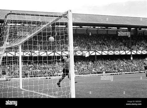 Action Roker Park Black And White Football Hi Res Stock Photography And