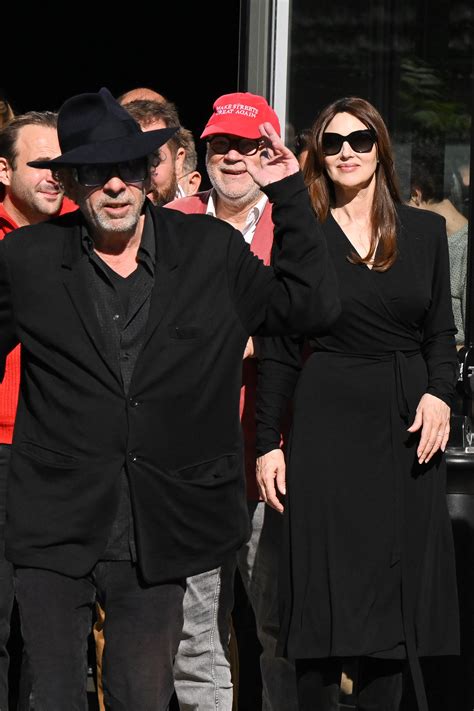 Tim Burton and Monica Bellucci confirm dating rumors with a kiss - I Know All News