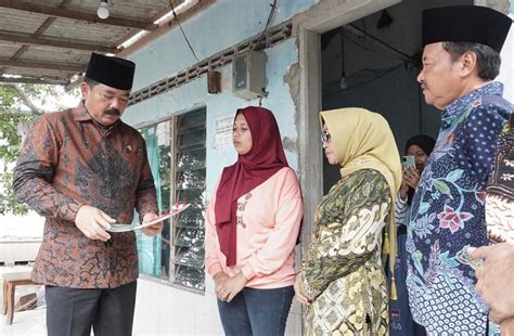 Serahkan Sertifikat Tanah Ke Warga Jombang Menteri Hadi Jangan