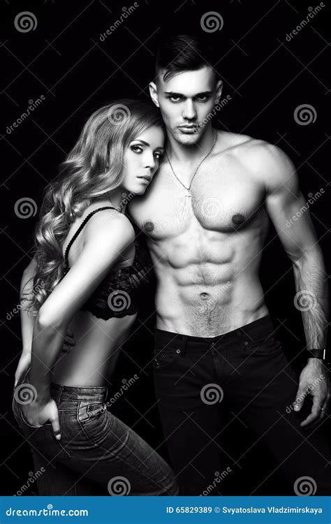 Het Verhaal Van De Liefde Mooi Sexy Paar Schitterende Blonde Vrouw En Knappe Man Stock