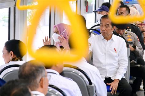 Foto Presiden Dan Ibu Iriana Jajal Kereta Pertama Di Pulau Sulawesi