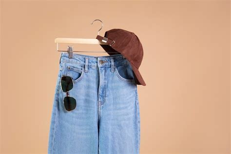 Брюки на вешалке весеннего гардероба | Бесплатно Фото