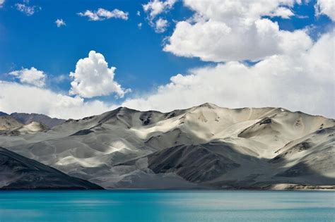 Lago baisha en la meseta de pamir de xinjiang con la montaña baisha y