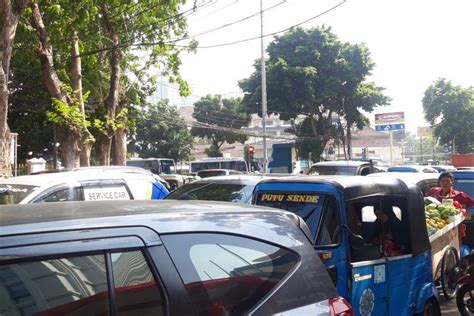 Foto Imbas Penutupan Jalan Medan Merdeka Barat Jalan Abdul Muis Macet