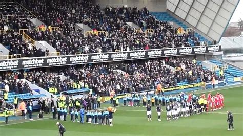 DE MILLWALL SPELERS KOMEN HET VELD OP MET HET CLUBLIED VAN MILLWALL