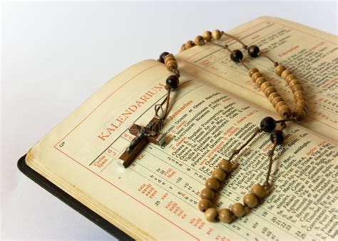 Gotas Y Libro De Oraci N Del Rosario En Fondo Oscuro Imagen De Archivo