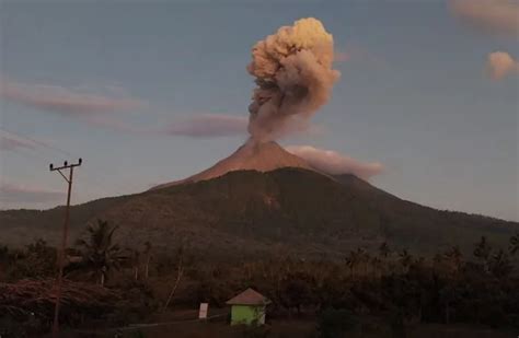 Gunung Lewotobi Laki Laki Erupsi Dua Kali Warga Diminta Waspada