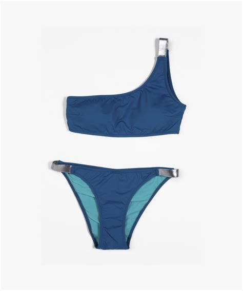 Bikini Teen Chica Con El Hombro Al Aire Y Tiranta En Rosa