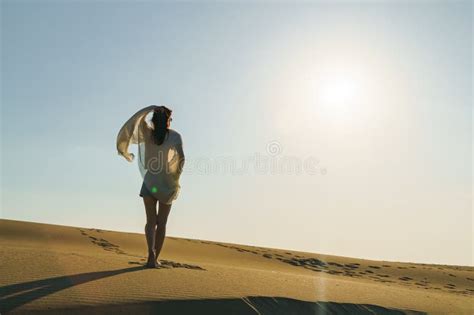 Mulher Parada Em Dunas Onduladas Na Paisagem Des Rtica Foto De Stock