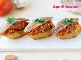 Montaditos De Pimiento Del Piquillo Chorizo Y Huevo De Codorniz