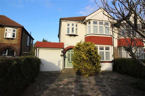 Ruskin Drive Worcester Park Kt4 3 Bed Semi Detached House £725 000