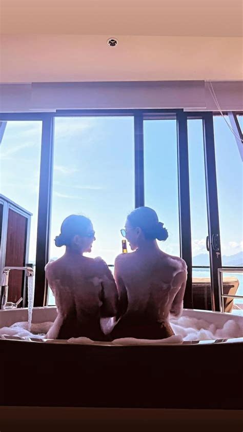 Trà Ngọc Hằng rủ rê bạn thân bán nude sương sương trong bồn tắm nhìn thôi cũng đủ mê hoặc